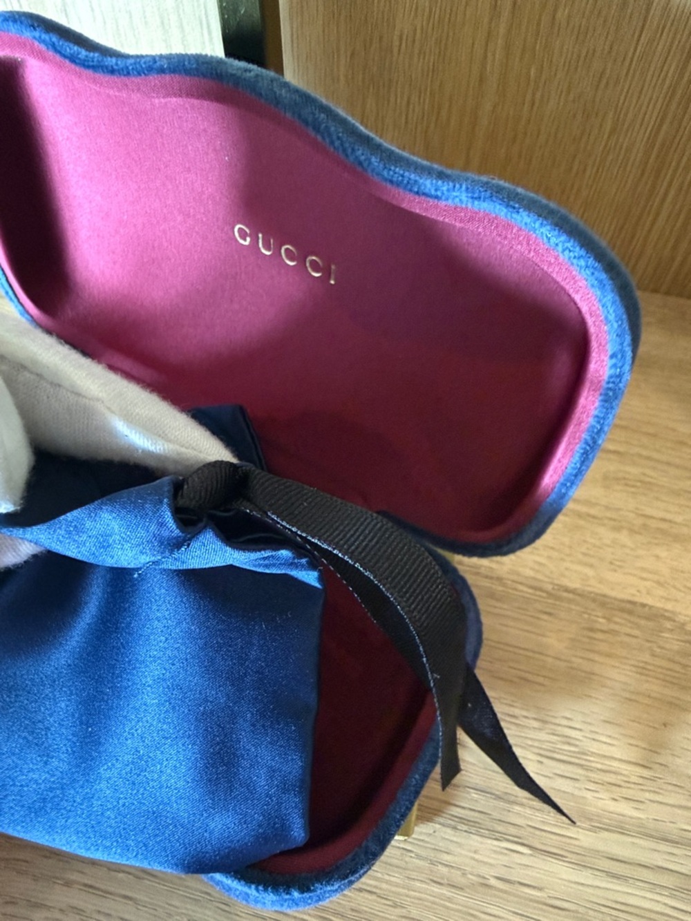Gucci Velvet Sunglass Case in Blue with Burgundy Interior,dusty bag, wipe cloth - Picture 5 of 10